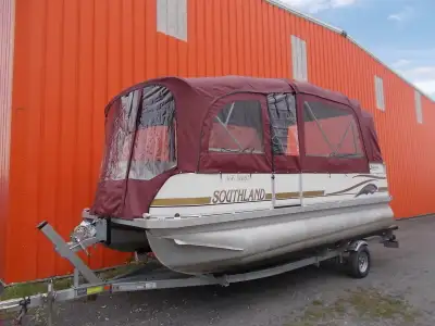 Enjoy relaxing days on the water with this 2004 Southland Luxuria 1800 pontoon boat. It's loaded wit...