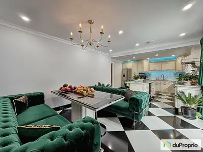 Nous mettons en vente la belle maison, lumineuse et spacieuse sur 3 niveaux, d'une superficie de 174...