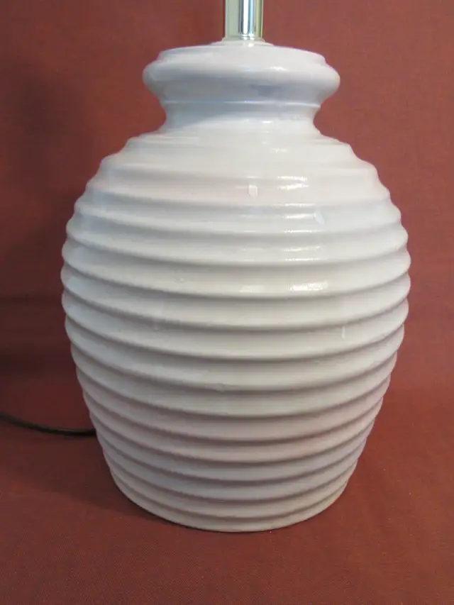80's Postmodern -Style Ribbed Design Plaster Table Lamp (IKEA?) in Indoor Lighting & Fans in City of Montréal - Image 3