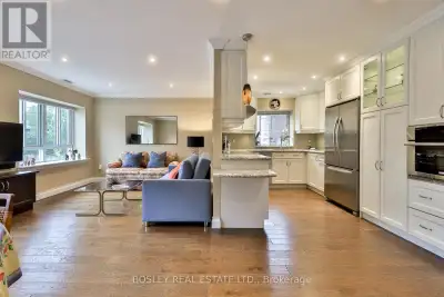 Welcome to SAHIL (Stay At Home In Leaside), built in 1999, this unique boutique building with only 1...