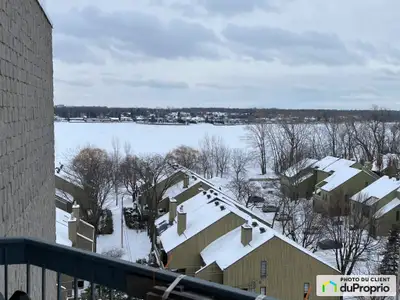 Vue panoramique incroyable sur la rivière des Prairies, Toutes Rénovées, Plancher en bois d'ingénier...
