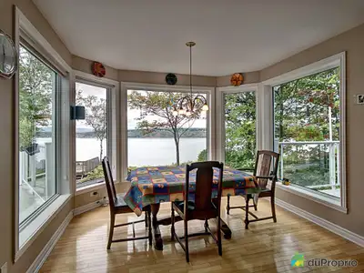 VUE IMPRENABLE SUR LE FLEUVE À Lévis, secteur Saint-Nicolas, résidence qui comporte environ 3000 pie...