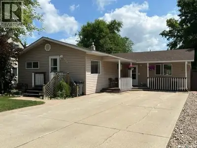 Welcome to 358 Prince Edward Street in Melville, SK. With over 1,300 sq ft on the main floor, this h...