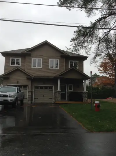 Beautiful luxury 3 Bedroom executive home on a quiet little street in Huntsville. Spacious open conc...