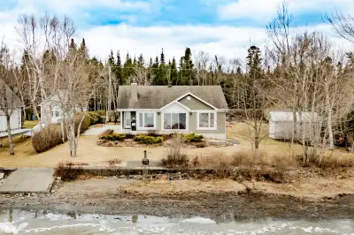 Grand Lac St-François, Ste-Praxède. Magnifique chalet 4 saisons ou résidence construite en 2001, dir...