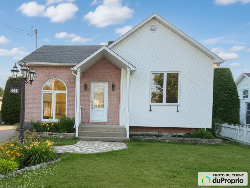 $424,900 - Bungalow for sale in Sherbrooke (Jacques-Cartier) — photo 1