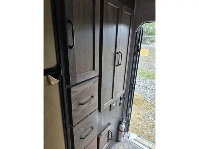 2026 Northern Lite Limited Edition 10-2EXLEDB Face-to-Face Dinet in Travel Trailers & Campers in Penticton - Image 14