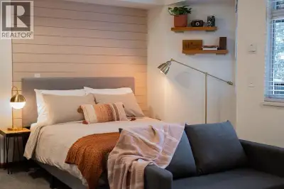 Experience the best of Whistler from this ideally situated village studio Thoughtfully decorated to...
