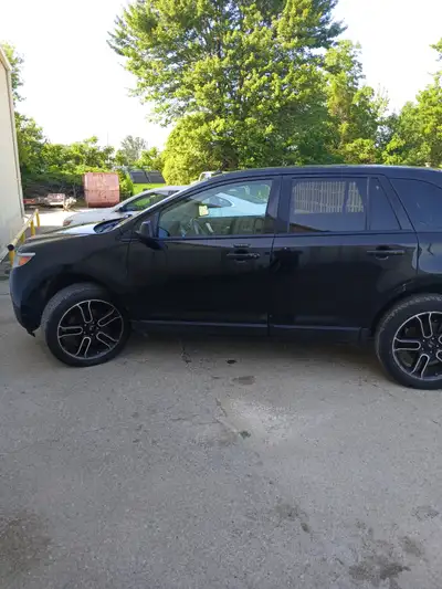 Selling 2013 ford edge awd. As is. No accidents i have a carfax, 6 cylinder sunroof, backup camera,...