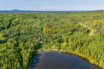 Ch. des Hauts-Cantons, Stratford Vaste terrain boisé de 1,7 acre avec accès à l'eau! Situé sur le ch...