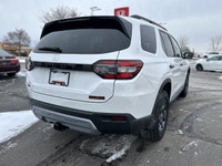 Platinum White Pearl 2023 Honda Pilot TrailSport, with just 52,295 kilometers, redefines family adve... (image 4)