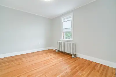 NEWLY RENOVATED ONE BEDROOM APARTMENT MID TOWN - YONGE AND EGLINTON..WALKING TO SUBWAY, RESTAURANTS...