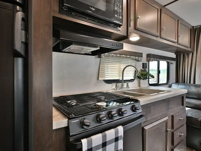2018 Autumn Ridge Outfitter 23FB in Travel Trailers & Campers in St. Albert - Image 14