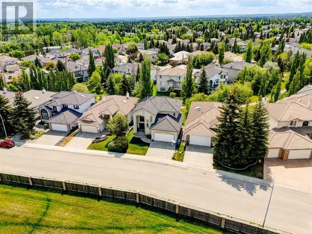 129 Woodpark Close SW Calgary, Alberta62865715374721122
