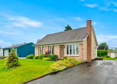 NOUVEAU ET TRÈS RARE DANS LE SECTEUR! Magnifique propriété de 4 chambres avec possibilité d'une 5e,...