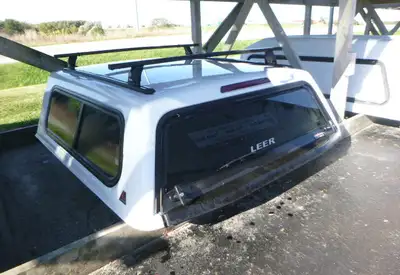 Ford ranger 2019 - 2023 Ford Ranger 5' YZ White Leer Legend Truck Cap This unit is in good condition...