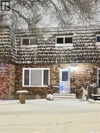 Welcome to this charming 3 bedroom 1 bathroom townhouse located in a great family neighbourhood that...