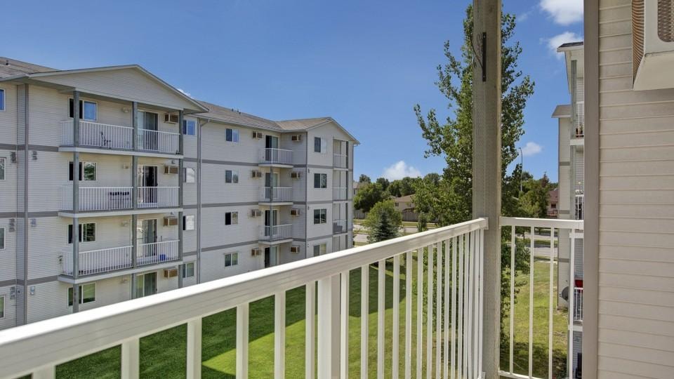 Spacious 1 bedroom, available in Garden City! 2
