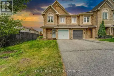 Welcome to 102 Southpointe Avenue. A Bright and Beautiful End Unit in Prime Barrhaven! Nestled in th...