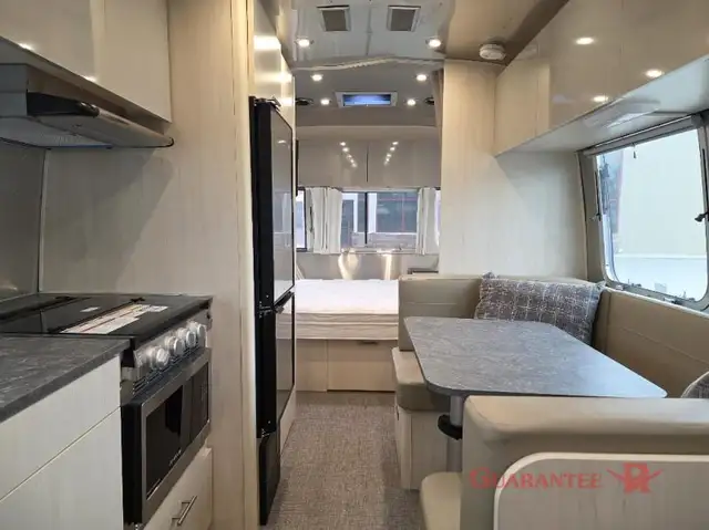 2022 Airstream Flying Cloud 23FB in Travel Trailers & Campers in Calgary - Image 11