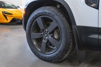 Land Rover Defender 110 P400 SE 2023: - Extérieur blanc FUJI et intérieur en cuir noir EBONY - Garan... (image 5)