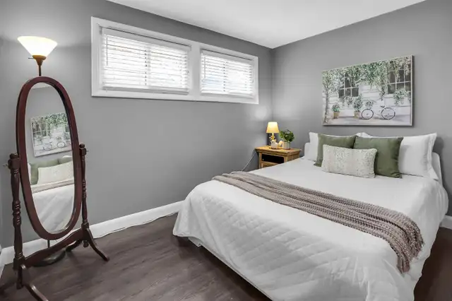 BUNGALOW LIVING IN THE HEART OF SMITHVILLE - 3 BED, 1 BATH in Houses for Sale in Hamilton - Image 8
