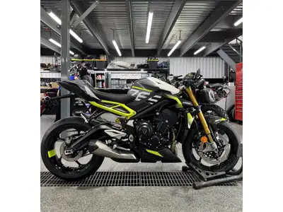 2026 Triumph STREET TRIPLE 765 MO Triumph STREET TRIPLE 765 MO 2026 Les photos peuvent être à titre...