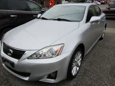 AUTOMATIC. FINISHED IN SILVER WITH BLACK LEATHER INTERIOR. ALLOY WHEELS, ALL WHEEL DRIVE, A/C, PREMI...