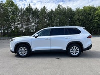 // ACCIDENT FREE!! // // SINGLE OWNER! // This 2026 Toyota Grand Highlander XLE AWD | One Owner | No... (image 9)