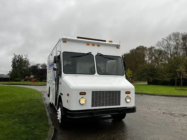 2005 Morgan Olson Workhorse 14 Foot Step Van with Shelving in Heavy Trucks in City of Montréal - Image 3