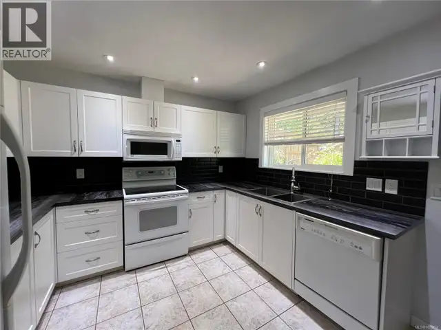 492 CEDAR Cres Gold River, British Columbia in Houses for Sale in Campbell River - Image 4