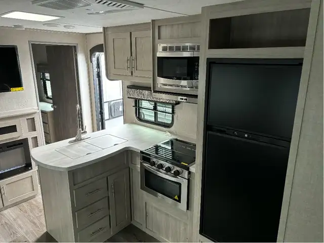 2023 Catalina 343BHTS in Travel Trailers & Campers in Sudbury - Image 17