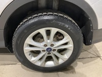 Le Ford Escape SE AWD 2017 offert chez AutoStudio 72 a une robe argent, un habitacle noir et 4 porte... (image 8)
