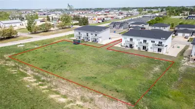 R17//Morris/Exceptional opportunity for investors and developers! This prime multi-family building l...
