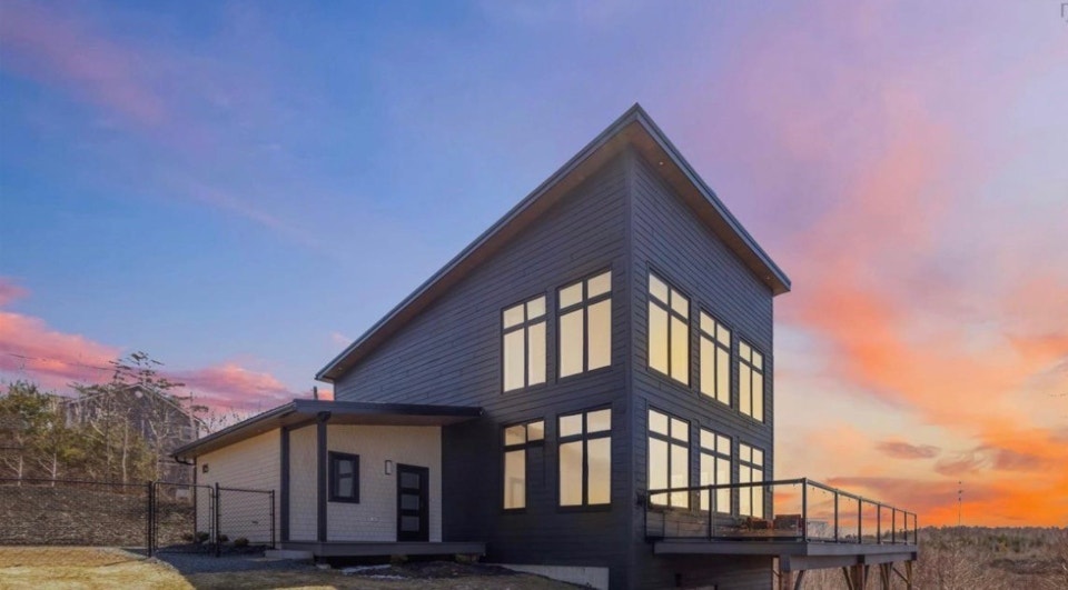 26-084 Beautiful home in Tantallon 1