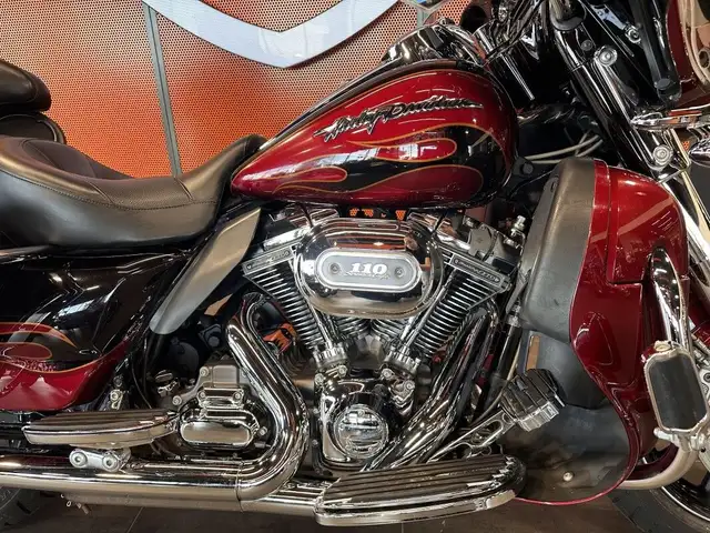 2011 Harley-Davidson CVO Ultra Classic Electra Glide in Street, Cruisers & Choppers in Grande Prairie - Image 6