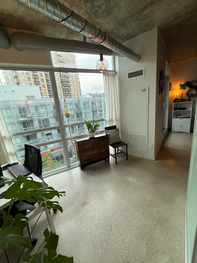 High-Ceiling Loft with Natural Light in Queen West in Long Term Rentals in City of Toronto - Image 16