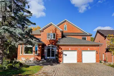 Rare Opportunity To Live On The Best Street In Bayview Hill. This Stunning 2 Storey Boasts A Grand E...