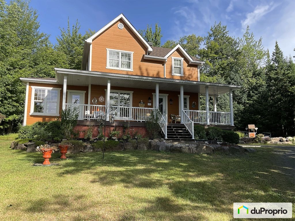 $745,000 - 2 Storey for sale in St-Hippolyte — photo 1