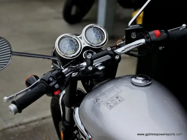 2025 Triumph Bonneville T100 in Street, Cruisers & Choppers in Oshawa / Durham Region - Image 16