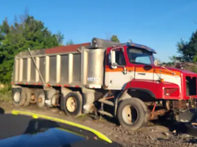 2007 International Paystar 5600 Dump Truck, with Cobra 22.5ft aluminum box. 18spd Eaton Fuller 18918...
