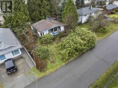 INVESTOR ALERT! This charming 1966 built cottage has been enjoyed by the same family for over 27 yea...