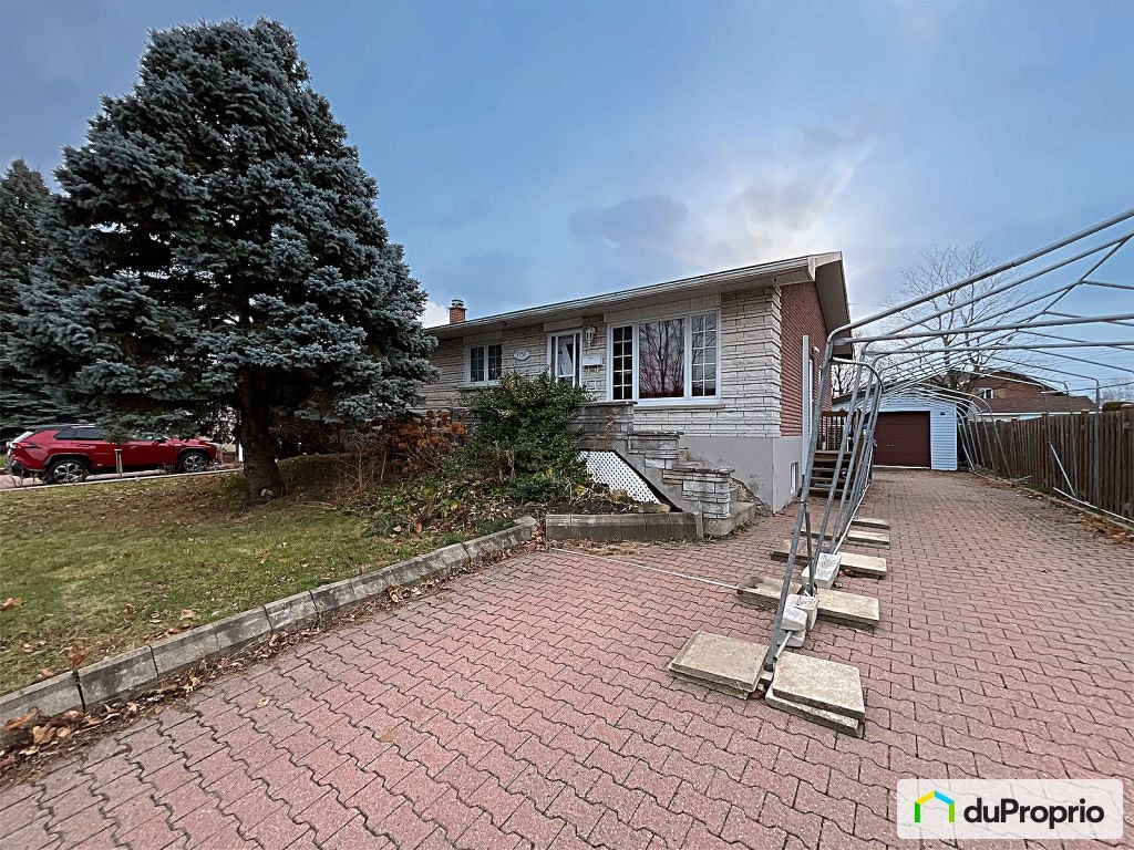 $695,000 - Bungalow for sale in Longueuil (St-Hubert) — photo 1