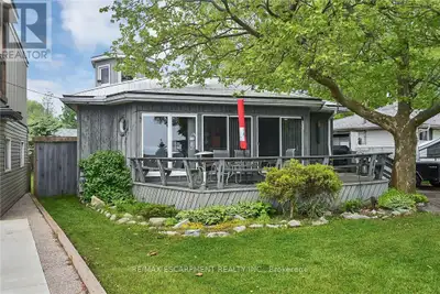 Attractively updated, Ideally situated 2 bedroom Lake Erie Lakehouse on sought after Bluewater parkw...