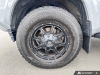 Experience the legendary durability and go-anywhere capability of the 2018 Toyota Tacoma SR5 Crew Ca... (image 8)
