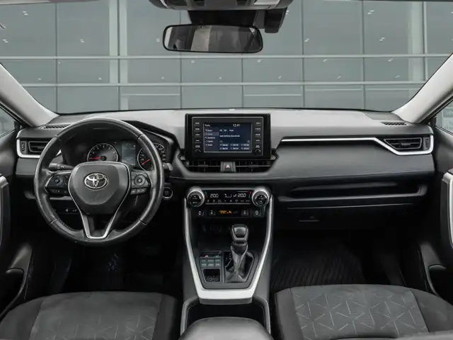 2022 Toyota RAV4 XLE AWD | Sunroof | Heated Steering | CarPlayS in Cars & Trucks in Guelph - Image 27