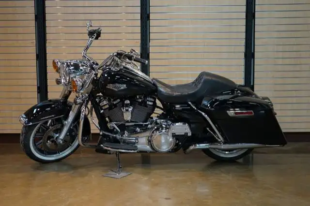 2018 Harley-Davidson FLHR - Road King in Sport Touring in Lethbridge - Image 9