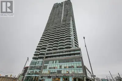 Create a lifestyle in one of Ottawa's most prestigious residence in the heart of Little Italy. Situa...
