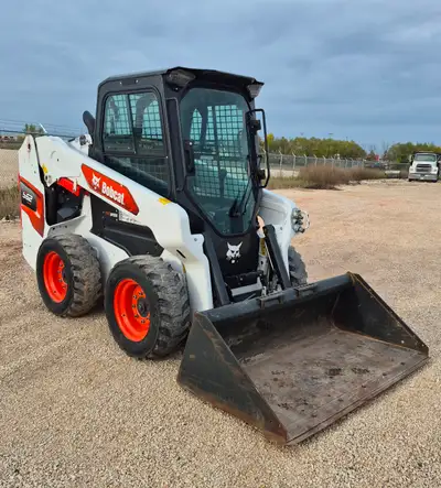 Like new machine, 2 speed travel, power bobtach, float, backup camera, suspension seat, aux hydrauli...