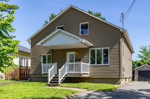 Bienvenue au 1019 51e Avenue, une magnifique maison familiale située dans un secteur de choix de Poi...